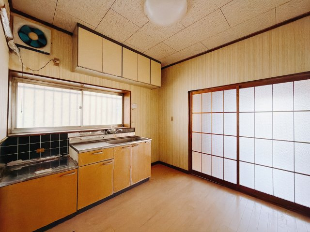 【中古戸建】高崎市下豊岡町1期のキッチン|■キッチン｜大きなお鍋や調理用具のも出し入れラクラクな収納がたっぷり！毎日使う場所だからこそ、無理のない姿勢で作業できるのは嬉しいポイントですね(*＾＾*)♪