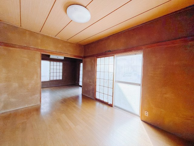 【中古戸建】高崎市下豊岡町1期の居間・リビング|■リビング｜落ち着きのある表情を見せるリビングダイニング。太陽の光がたっぷり差し込むリビングは、自然とご家族が集まる居心地の良い空間です。