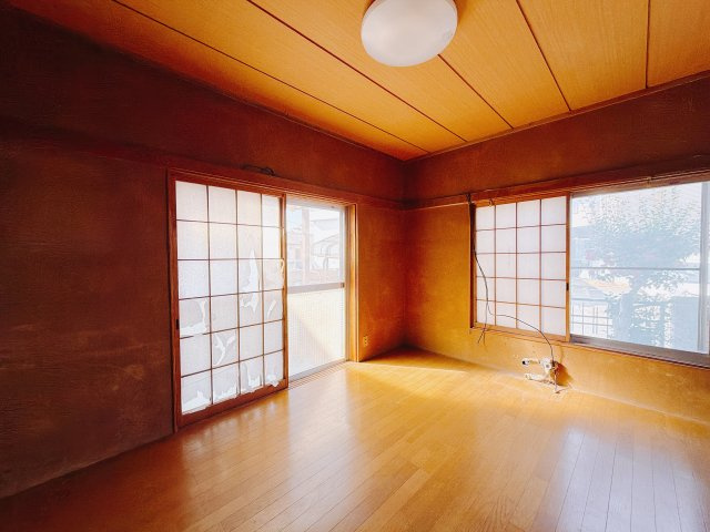 【中古戸建】高崎市下豊岡町1期の居間・リビング|■リビング｜窓から射し込む陽射しが縦横に広がり、あたたかな空間を形作ります♪木目のきれいなフローリングとシンプルな壁紙は、一日中家に居ても飽きることなく過ごすことができる素敵な空間です♪