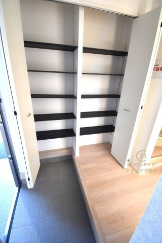 Cradlegarden　 常陸大宮市姥賀町　第3　1の玄関|シューズボックスの扉の中は可動棚ですので、しまいたいものに合わせて高さを自由に変えることができます。