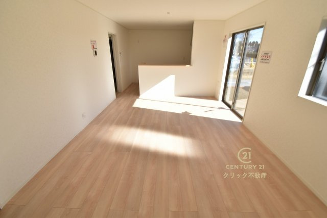 Cradlegarden　 常陸大宮市姥賀町　第3　1の居間・リビング|カーテンやラグの色、質感、選ぶ家具などでお部屋の雰囲気が変わります。お好みのインテリアを楽しみましょう♪白を基調とした内装ですので、あらゆるスタイルが馴染みます。