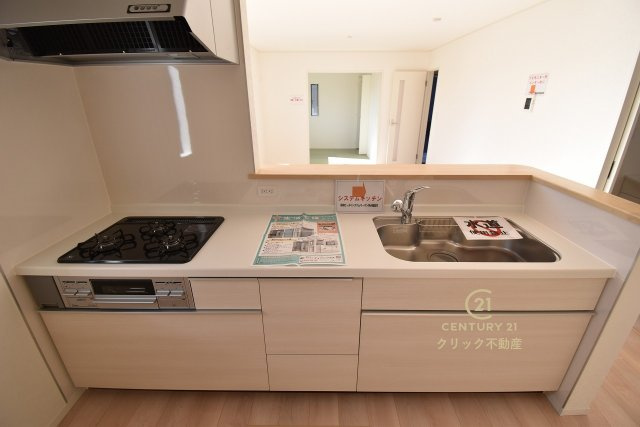 Cradlegarden　 常陸大宮市姥賀町　第3　1のキッチン|対面式システムキッチンは料理中や後片づけの間も会話が楽しめ、家族に一体感が生まれます。十分な広さのキッチンなら、家族での分担作業もはかどりそう！