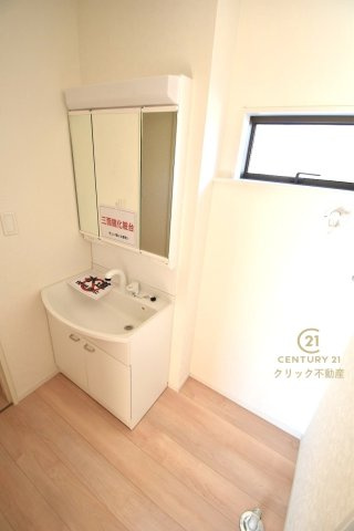 Cradlegarden　 常陸大宮市姥賀町　第3　1の独立洗面台|シャンプードレッサー付き洗面台は、広めで使いやすい、お手入れが楽なデザイン。窓があるので採光、通風良好です。