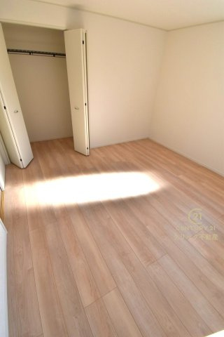 Cradlegarden　 常陸大宮市姥賀町　第3　1の洋室|折戸を開くと壁面クローゼット。衣類が横一列に並ぶためひと目で洋服が選びやすい！衣類をたくさんお持ちの方もスッキリ片付きます♪