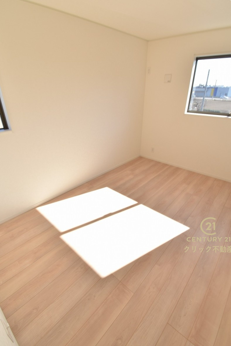 Cradlegarden　 常陸大宮市姥賀町　第3　1の洋室|フローリングなので重い家具も置けます。カーテンと家具を揃えるなどして、お好みのインテリアを楽しむことができます。収納スペースは全室に配備しております。