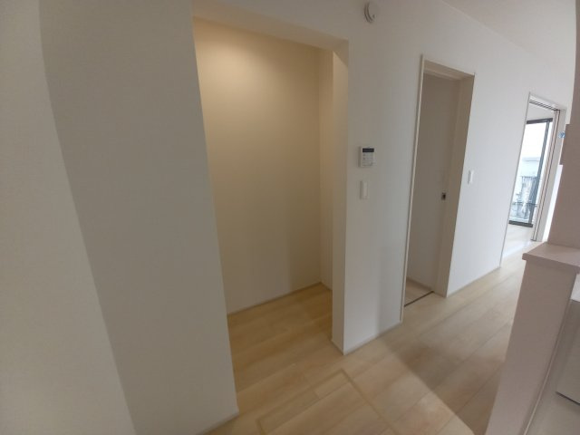 笠原町974番の収納|キッチン横の収納スペースです♪こういったスペースが使えるんです！（同施工物件）