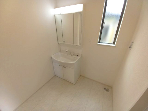 笠原町974番の独立洗面台|三面鏡の洗髪洗面化粧台！一日を始める朝も素顔に戻るもこの洗面から～！（同施工物件）