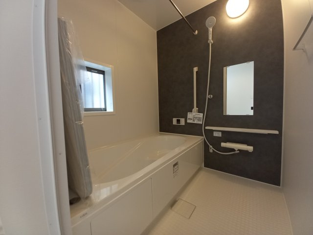 笠原町974番の浴室|足を伸ばせるゆったりバスタブ～お風呂でも家族で団らん♪楽しい時間を～（同施工物件）