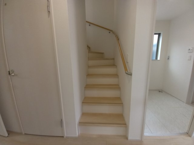 笠原町974番の内装|階段です。手摺がついているので上り下りが安心です。（同施工物件）