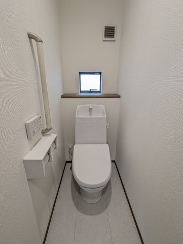 笠原町974番のトイレ|窓がついており、いつでも快適な空間に！ゆっくりとお一人時間をお過ごしください