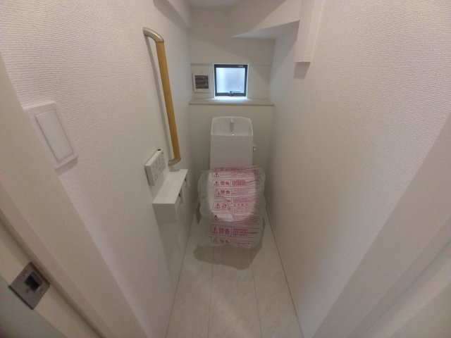 笠原町974番のトイレ|窓がついており、換気もしっかりできますね。（同施工物件）