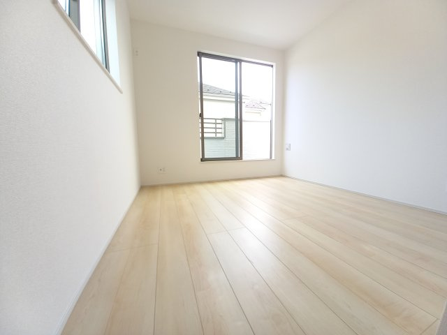 笠原町974番の洋室|採光・通風が良く毎朝気持ち良く起床ができ・・日中も日差しが降り注ぐ～暖かいお部屋です。（同施工物件）