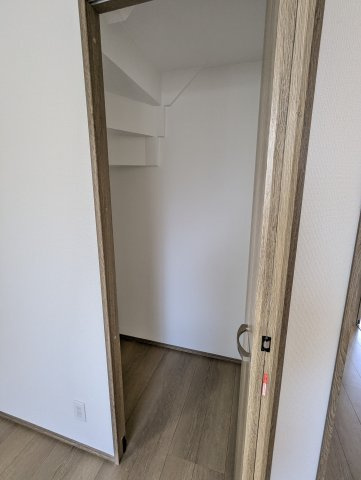 笠原町974番の収納|１階洋室にもしっかりとした収納があり、すっきりお部屋をお使いいただけます。
