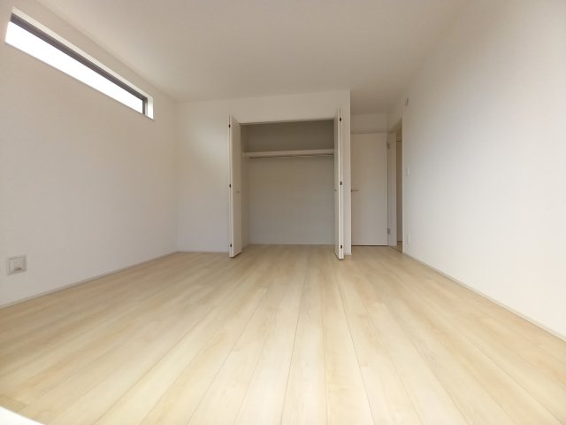 笠原町974番の洋室|バルコニーに面したお部屋は照明を点ける時間が少なくて済むので省エネに繋がります。収納も豊富♪（同施工物件）