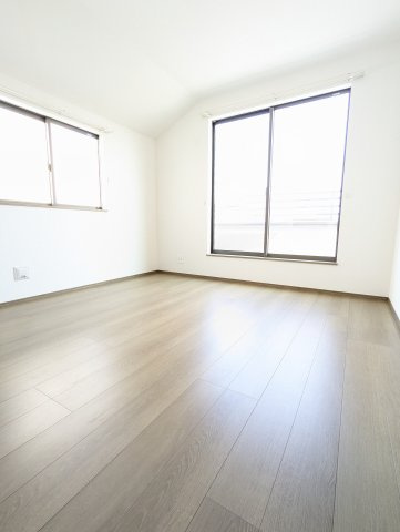 笠原町974番の洋室|バルコニーに面したお部屋は照明を点ける時間が少なくて済むので省エネに繋がります。収納も豊富♪