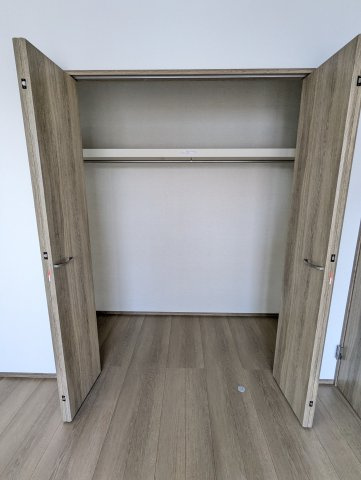 笠原町974番の収納|広々クローゼットがあり、お部屋をすっきりとお使いいただけます。