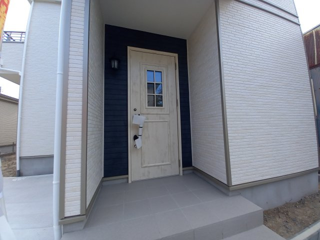 笠原町974番の玄関|白を基調としたかわいい玄関は住まう人の印象づける～玄関は住まいの顔～！！（同施工物件）