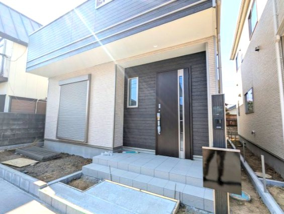 笠原町974番の玄関|自慢したくなる、おしゃれな配色の外観です♪住まう人の印象づける～玄関は住まいの顔～！！