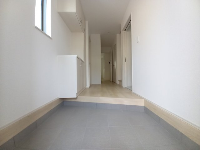 笠原町974番の玄関|白を基調とした落ち着いた玄関です（同施工物件）