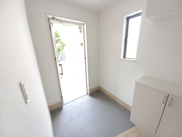 笠原町974番の玄関|広々とした白を基調とした明るい玄関～玄関丁度いいシューズボックス～！家族全員の靴がしまえて玄関周りも常にスッキリ～整理整頓出来ます～（同施工物件）