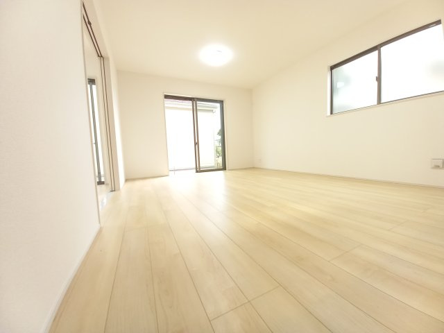 笠原町974番の居間・リビング|１日の長い時間を過ごすリビング自然と家族が集まる空間！家族団らんの時間を優しく見守るリビング～♪♪（同施工物件）