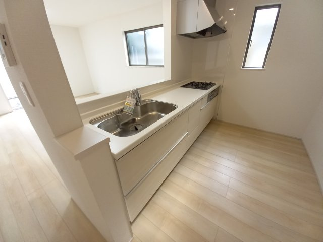 笠原町974番のキッチン|対面式キッチンで動線が非常に効率的でスムーズな作業ができ魅力的です。（同施工物件）