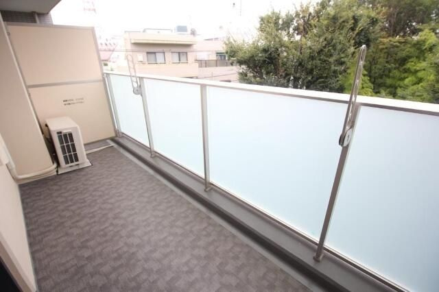 イルミナーレ学大のバルコニー