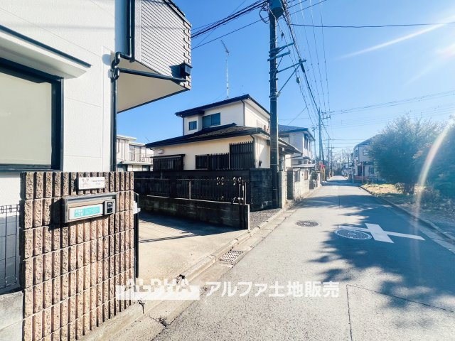 昭島市美堀町2丁目　中古戸建の前面道路含む現地写真|【the light】
◆ほのかな光を◆夕暮れ時に迎える優しい光。暖かく心休まるほっとする瞬間。家族のもとへ。幸せのもとへ。