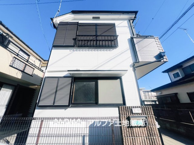 昭島市美堀町2丁目　中古戸建の外観|【Blue sky】
◆青空に包まれて◆ベランダから望む紺碧の空。外を眺め時を忘れるなんて、ひさしかたぶりだろうか。こんなにも広く美しい情景が我が家にも広がっているなんて。こんな時間を大切にしたい。
