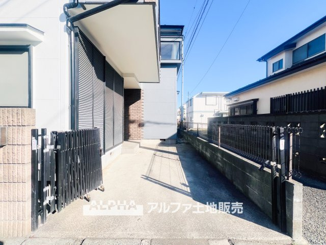 昭島市美堀町2丁目　中古戸建の駐車場|【Parking】
◆駐車場◆「車が増えそう」「家族の自転車が多い」「バイクも停めたい」など、広い駐車スペースがみんなの欲しいを全て解消してくれます。