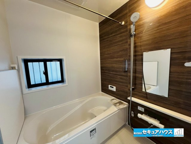 【本日ご案内ご案内】豊明市新田町門先　全2棟の浴室|【浴室】
◆アクセントパネルで落ち着きのある雰囲気を演出します。毎日の疲れを癒やすバスタイムをお楽しみ下さい！
◆窓付きで、カビの繁殖を抑える効果があります。
◆追い炊き機能を備えたオートバスです。　