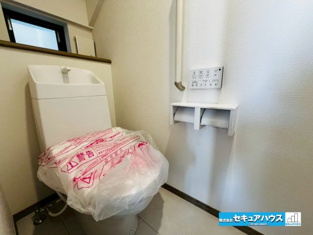 【本日ご案内ご案内】豊明市新田町門先　全2棟のトイレ|【高機能トイレ】
◆高機能トイレの多くは便器のフタの開閉が自動であり、使用後に手動で水を流す面倒もなく非常に便利です。スタイリッシュな見た目で、お掃除しやすく、節水効果が高いです。　　　　　　　　　　