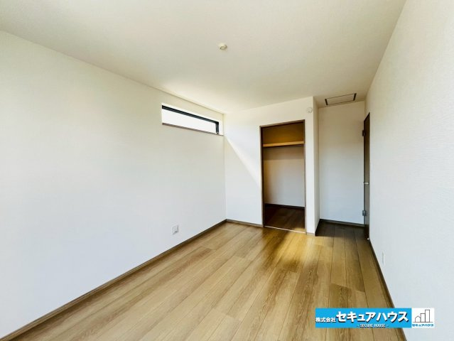 【本日ご案内ご案内】豊明市新田町門先　全2棟の洋室|【洋室7.25帖】
◆広々とした居住空間は日々の暮らしを彩り、心のやすらぎと満足感を与えてくれます。通風と採光を考慮した設計は子供たちはのびのび育ち、家族でくつろぎと団らんを生み出します。　　　　　　