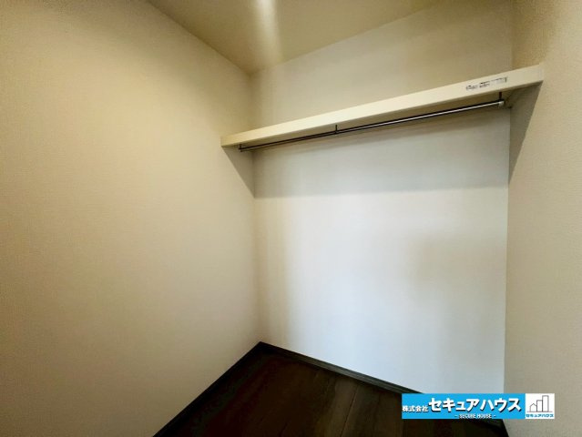 【本日ご案内ご案内】豊明市新田町門先　全2棟の収納|【ウォークインクローゼット】
◆お洋服はもちろん、キャリーバッグなどの大きな荷物も収納できます。
◆ダウンライト付きのため明るいところで荷物やお洋服を探すことができるのも魅力です♪　　　　　　　　　　