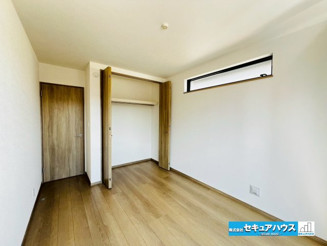 【本日ご案内ご案内】豊明市新田町門先　全2棟の洋室|【洋室6帖】
◆家族一人ひとりの大切なプライベート空間。趣味に合わせて使って頂けるようシンプルに仕上げてあります。暮らし心地を大きく左右する収納を、適材適所に配置し使い勝手を考慮しました。　　　　　　