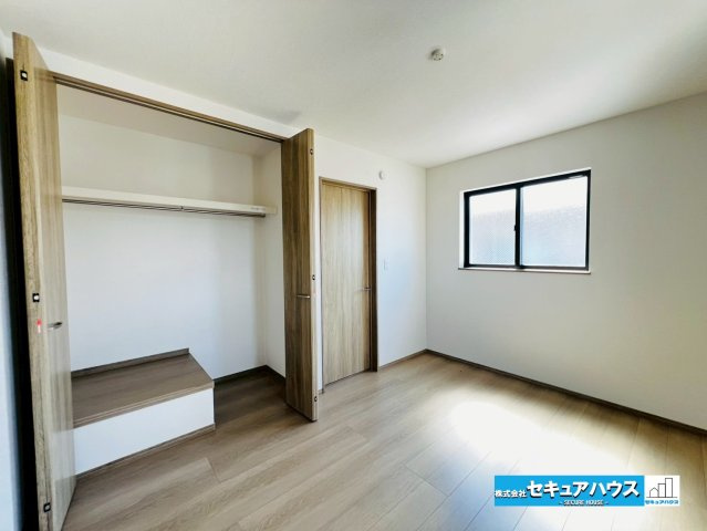 【本日ご案内ご案内】豊明市新田町門先　全2棟の洋室|【洋室6帖】
◆お子様のお部屋や主寝室、来客時の宿泊室、趣味のお部屋としてもご利用いただけます♪
◆全居室収納付きのため、各居室ごとにお洋服や荷物を収納できます。　　　　　　　　　　　　　　　　　　　
