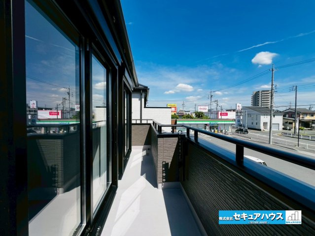【本日ご案内ご案内】豊明市新田町門先　全2棟のバルコニー|【バルコニー】
◆見晴らしもよく、太陽の温かな温もりをめいっぱい受け止めてくれます。
太陽の光と爽やかな風を受けたお洗濯物はあっという間に乾き、取りこむ時には太陽の匂いを感じられそうですね。　　　　　