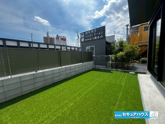 【本日ご案内ご案内】豊明市新田町門先　全2棟の庭|【庭】
◆広々としたお庭つきの物件です。南向きで日当たり良好♪お子様やペットが遊ぶことが出来ます。夏にはお子様用プールを広げることも可能です◎　　　　　　　　　　　　　　　　　　　　　　　　　　　　　