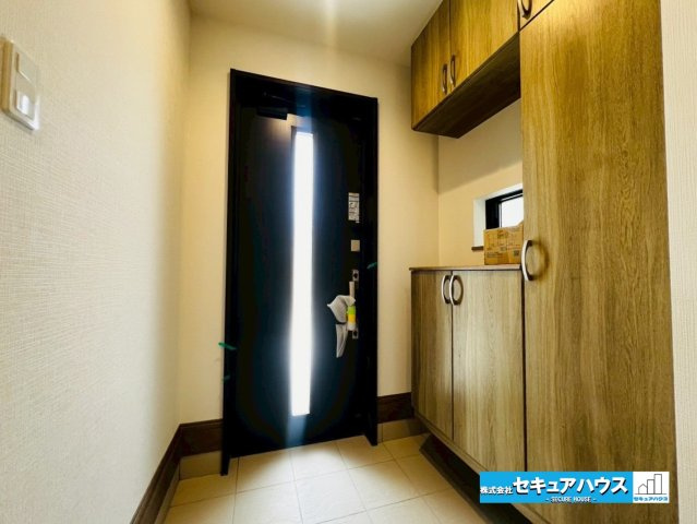 【本日ご案内ご案内】豊明市新田町門先　全2棟の玄関|【玄関】
◆お家に出会う人々を迎える玄関だからこそ、広々清潔感あふれる空間にしたいものです。採光・通風にも配慮された設計で毎日明るい空間をキープします♪
◆ダブルロックキーで防犯面も安心です。　　　　
