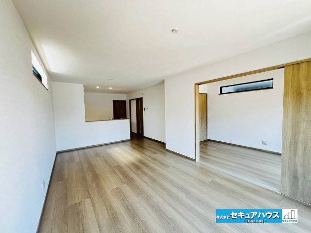 【本日ご案内ご案内】豊明市新田町門先　全2棟の居間・リビング|【LDK17帖】
◆通学から帰宅し、リビングルームで会話を楽しむ子ども達。リビングから臨む景色は太陽色に染まり、解放感溢れゆったりとしたひと時を過ごすことが出来る素敵な空間です。　　　　　　　　　　　