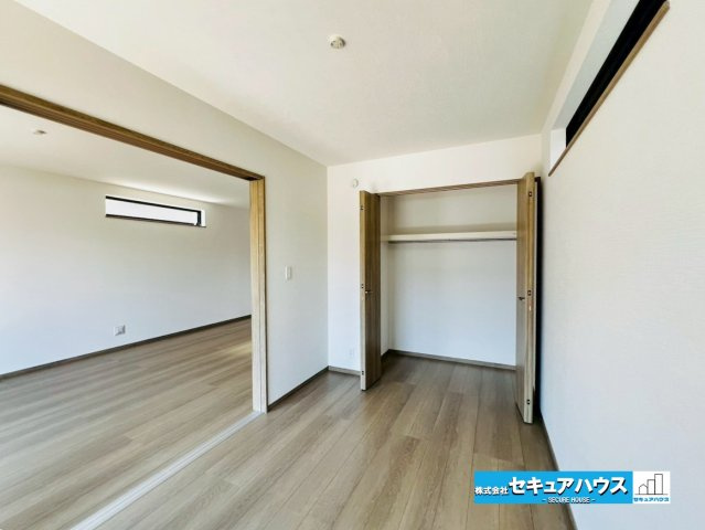 【本日ご案内ご案内】豊明市新田町門先　全2棟の洋室|【1階洋室5帖】
◆扉を開ければリビングと一体化したスペースとして開放感が増します。
◆普段は扉を開けてお子様の遊び場やとして、来客時には扉を閉めて客間として利用できる汎用性の高いお部屋です♪　　　　