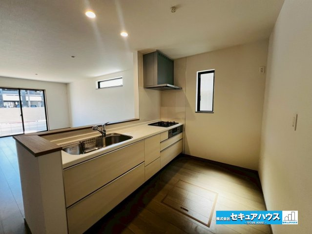 【本日ご案内ご案内】豊明市新田町門先　全2棟のキッチン|【キッチン】
◆同時にたくさんの料理が調理できる3口コンロ。「焼く・蒸す・煮る」の工程を同時進行で進めることができるので、料理を素早く作ることができます。育児でバタバタ忙しいママに嬉しい♪　　　　　　