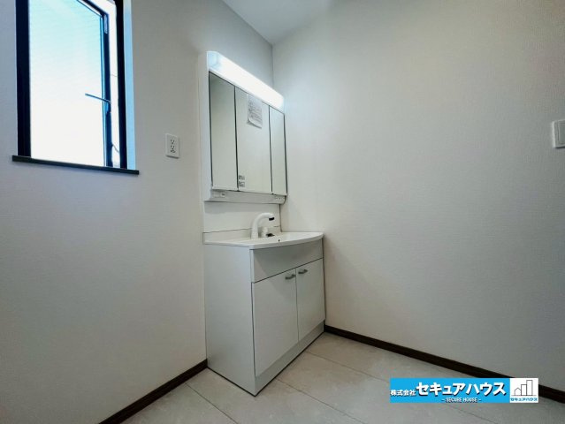 【本日ご案内ご案内】豊明市新田町門先　全2棟の独立洗面台|【洗面台】
◆鏡の裏にはたっぷりと収納スペースを標準装備！
◆電源を付属しているのでドライヤーなど利用できます。
◆洗面台下にも収納スペースがあり、シャンプーや洗剤のストックをしまうことが可能です。　