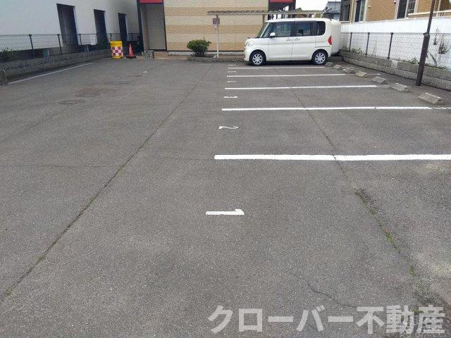 レオパレス華Ⅱの駐車場