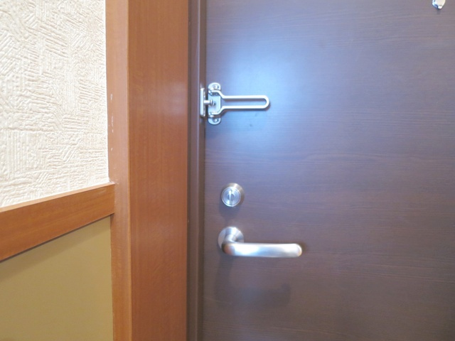 ルヴェドュソレイユの玄関|ドアガード付きの玄関です！