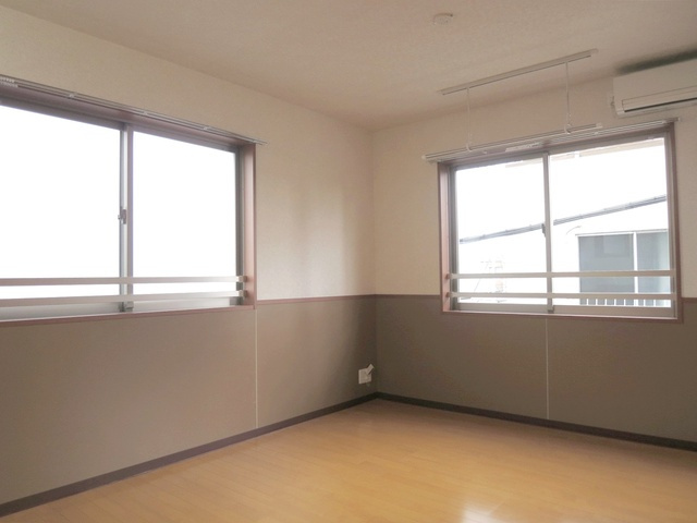 ルヴェドュソレイユの寝室|二面採光の明るいお部屋です☆