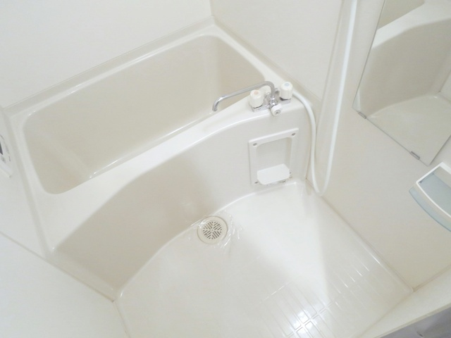 ルヴェドュソレイユの浴室|真っ白なお風呂です♪