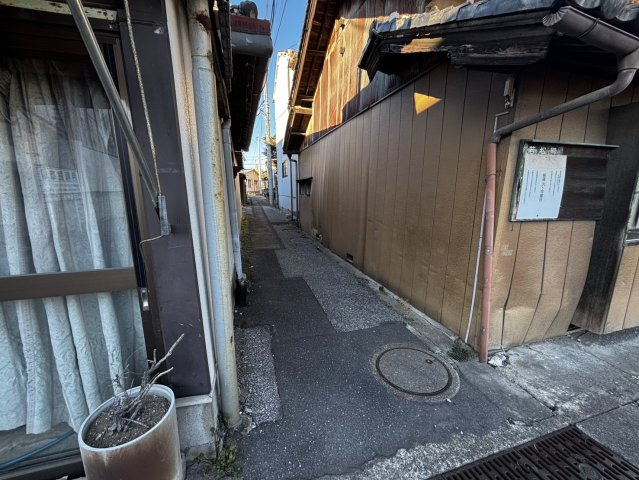 ＼駅近物件／　佐野市若松町　中古物件の前面道路含む現地写真