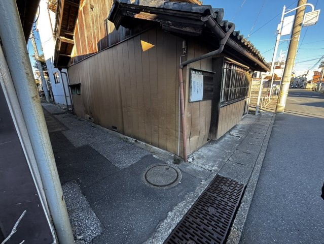 ＼駅近物件／　佐野市若松町　中古物件の前面道路含む現地写真