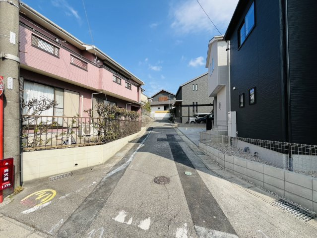 東海市加木屋町三ツ池12-128『仲介手数料無料』新築戸建ての前面道路含む現地写真